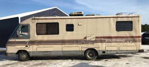 lot 2 image: 1989 Fleetwood Southwind Motorhome