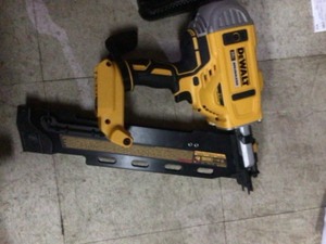 DEWALT 20-Volt MAX XR Lithium-Ion Cordless Brushless 2-Speed 21° Plastic Collated Framing Nailer with 4Ah Battery and Charger