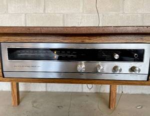 VIntage AM FM Table Top Radio