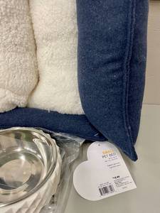NEW Small Dog Bed with 2 Dog Bowl Dishes
