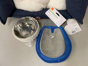 NEW Small Dog Bed with 2 Dog Bowl Dishes