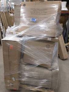 lot 30 image: PALLET OF HOME DECOR ITEMS