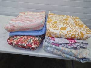 lot 22 image: 6 Twin comforters
