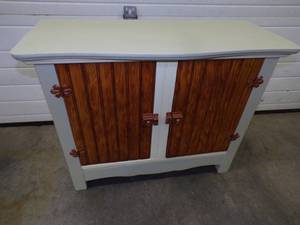 lot 40 image: Small Cabinet