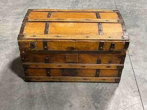 lot 22 image: Trunk