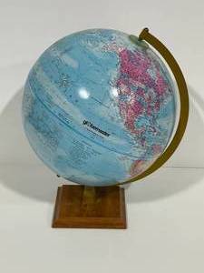 lot 33 image: Globe