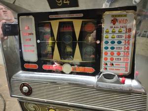 lot 1 image: Slot Machine