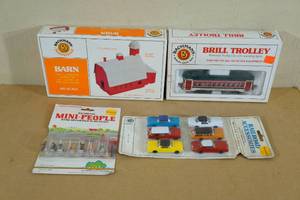 lot 210 image: Bachmann HO Scale Train Accessories - Cars, People, Barn