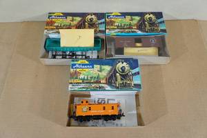 lot 212 image: Athern HO Scale Train Cars - Caboose, Box