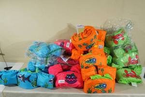 lot 130 image: Body Glove Paddle Pals Childrens Floatation Vests