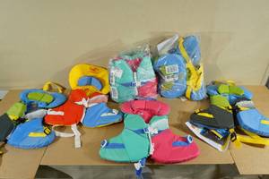 lot 129 image: Stohlquist Childrens Life Vests