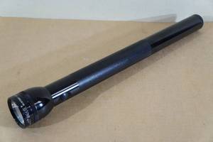lot 115 image: Large Mag-Lite Flashlight