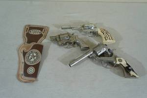 lot 86 image: Vintage Toy Guns and Holster