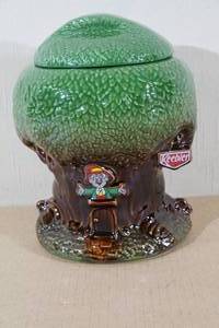 lot 78 image: Vintage Keebler Elves Tree Cookie Jar