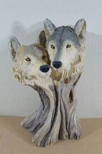 lot 50 image: Large Resin Wolf Head Sculpture