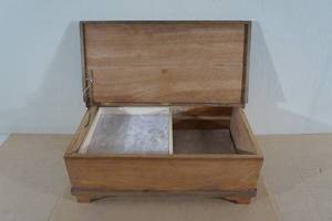 lot 34 image: Oak Jewelry or Pistol Box with Padding