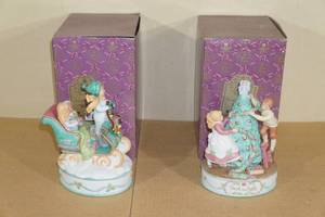 lot 43 image: Heirloom Tradition Musical Christmas Figures