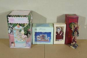lot 44 image: Christmas Dcor - Precious Moments, Hallmark, Boyds