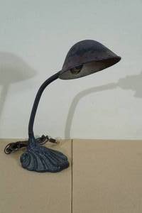lot 26 image: Antique Cast Iron Clamshell Desk Lamp
