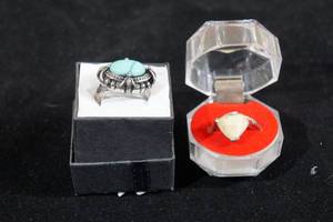 lot 12 image: 2 Rings - Turquoise Stone, White Stone