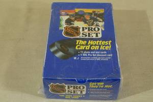 lot 19 image: Box of 1990 NHL Pro Set Series 1 Hockey Card Packs