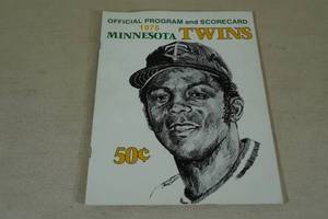 lot 5 image: 1975 Minnesota Twins Official Program - Tony Oliva Cover