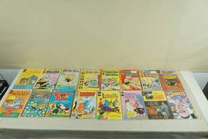 lot 158 image: Vintage Comic Books - Disney, Globetrotters, Richie Rich, Daffy