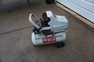 lot 9 image: Tool Shop Brand 2 hp 8 Gallon Air Compressor