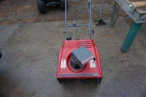 lot 11 image: Signature Power Snow Blower