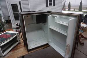lot 54 image: Kenmore Model 564.8932550 Mini Refrigerator