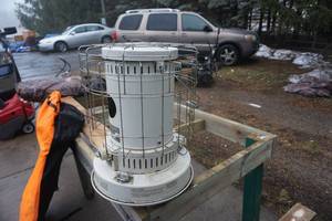 lot 52 image: Everglow Model PE8 Kerosene Heater