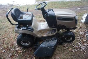 lot 6 image: Craftsman Model DSL3500 Garden Tractor Lawn Mower