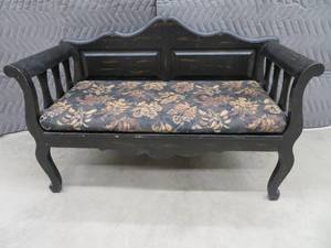 lot 9 image: UNIQUE BLACK BENCH