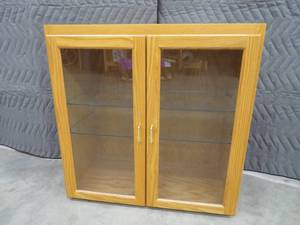 lot 17 image: OAK GLASS DOOR  SHELVES CABINENT