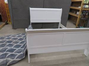 lot 18 image: QUEEN WHITE SLEIGH BED