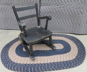 lot 19 image: CUTE CHILDS LITTLE ROCKING CHAIR WITH A BRAIDED RUG.