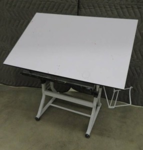 lot 29 image: SMALL YOUTH SIZE DRAWING TABLE.