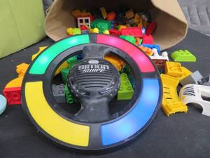 lot 70 image: LEGGOS WITH ANIMALS AND SIMON SWIPE