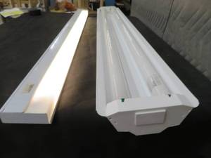 lot 83 image: UNDER CABINET MOUNTABLE LIGHT  SHOP LIGHT