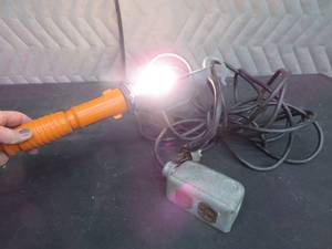 lot 87 image: HANGING LIGHT  EXTENSION CORD