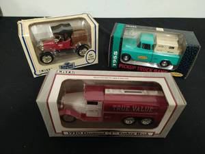 lot 8 image: Three ERTL Die-Cast Model Car Banks