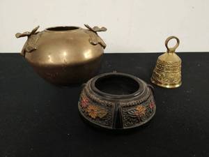 lot 29 image: Collection of Asian Style Dcor
