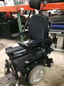 lot 7 image: WOW $22,00&nbspQuantum Rehab Q6 Edge Power Wheelchair - This Chair Moves Fast As Lightning - Like New Condition&nbsp No Reserve