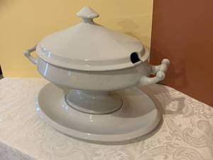 lot 4 image: Soup Tureen