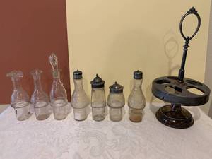 lot 9 image: Hall Miller Silver Company Cruet Holder