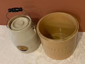 lot 11 image: Food Crocks