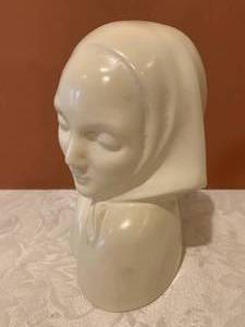 lot 21 image: Catalina Pottery #80 Ivory Ladies Head Vase