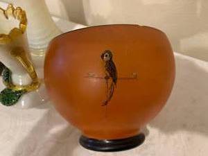 lot 22 image: Wonderful glass vases and covered dish