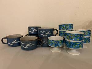 lot 32 image: 70s Soup and Dessert Cups