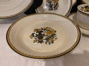 lot 42 image: Black and Yellow Patterned China Set